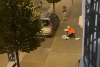 El hombre fue filmado recargando cómodamente su arma y luego disparando contra dos autos