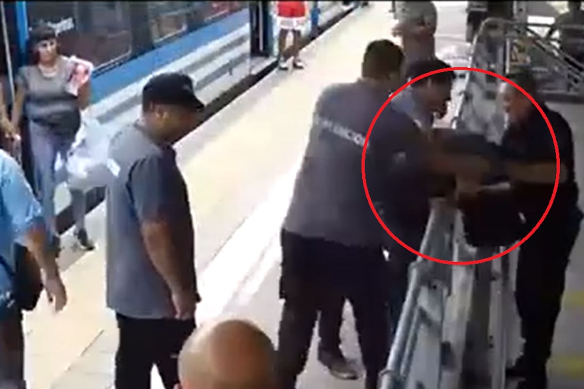 El hombre fue interceptado por un pasajero en la estación de Bernal