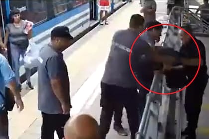 El hombre fue interceptado por un pasajero en la estación de Bernal