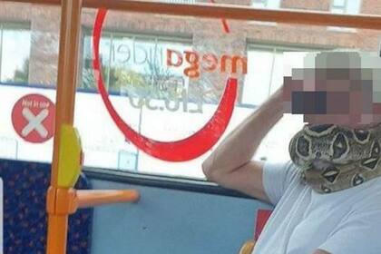 El hombre fue observado en un colectivo de Swinton a Manchester. Fuente: Alison Jones