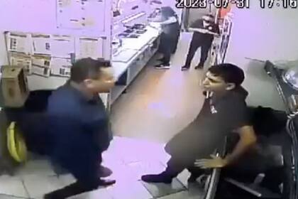 El hombre golpeó al empleado del restaurante (Foto: Captura de video: @RuidoEnLaRed)