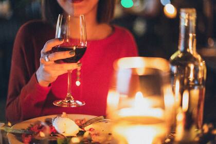 El hombre había preparado la cena y abrió una botella de vino