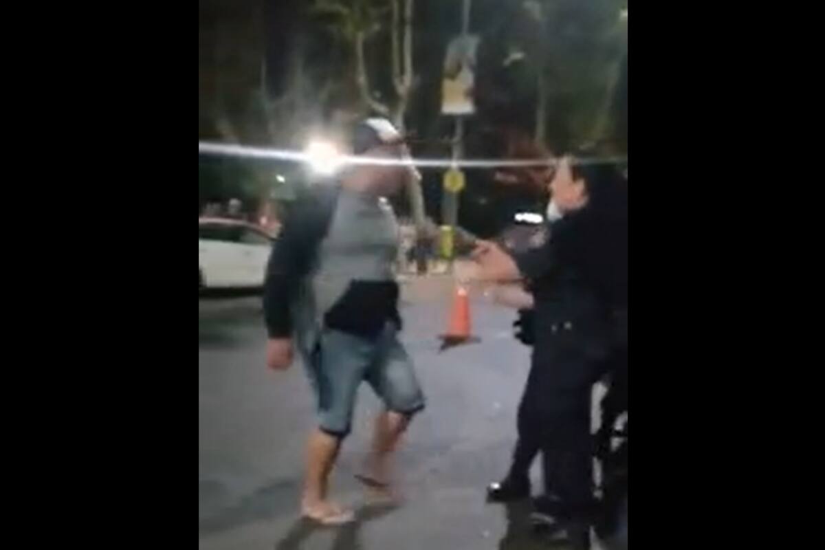 El hombre había sido detenido porque no llevaba casco y tampoco tenía la documentación de la moto