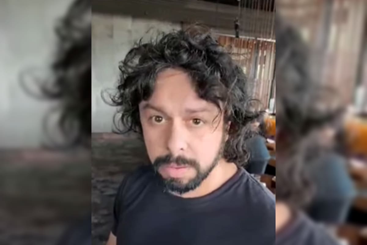 El hombre habría amenazado de muerte a Duggan y le habría escupido la cara