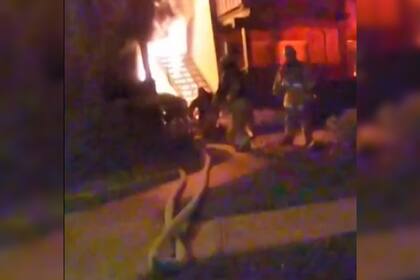 El hombre hispano y su familia perdieron todas sus pertenencias; ahora tampoco tienen en dónde vivir