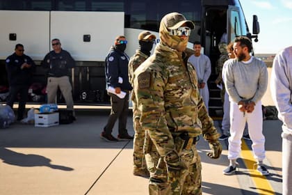 El hombre, identificado como Tirso, ingresó a EE.UU. en abril de 2024 y, tras recibir una orden de deportación, fue enviado a la base militar