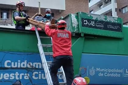 El hombre indicó que se había metido en el contenedor de residuos para protegerse del frío y la lluvia.