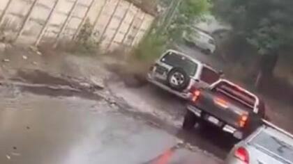 El hombre intentó cruzar el arroyo con su 4x4
Foto: TikTok: The Collins