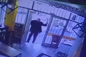 Entró con una hacha a una panadería, destrozó un ventanal y le disparó al hijo del dueño