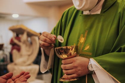 El hombre irruptor se comió las hostias que se encontraban en el altar