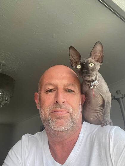 El hombre junto a su querida mascota