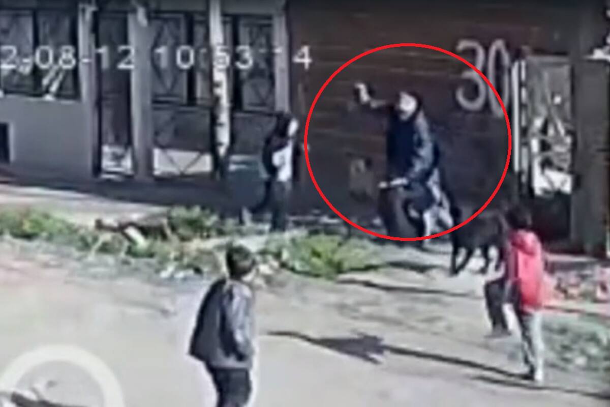 El hombre la arrojó al piso y le pegó en la cabeza