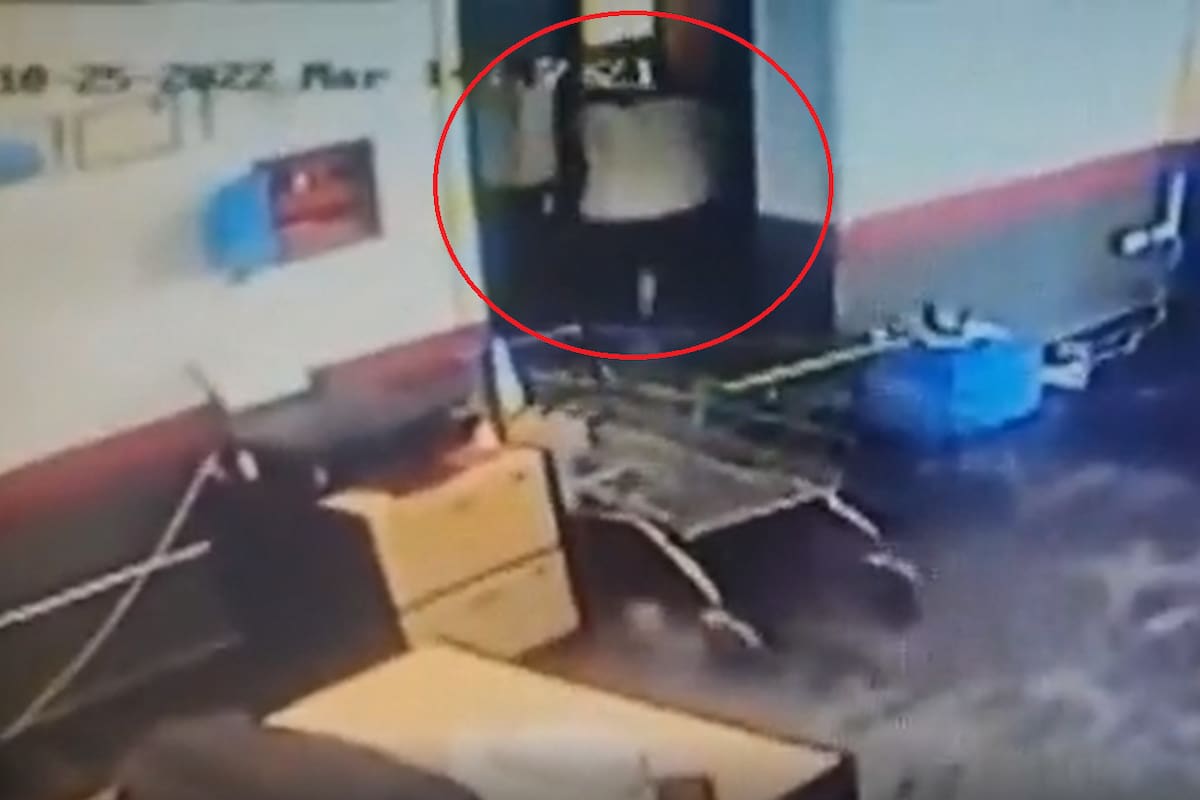 El hombre le disparó a través de la puerta