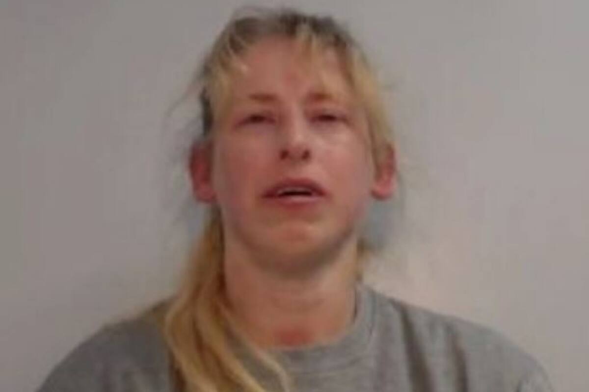 El hombre le envió un mensaje de texto en lugar de telefonearla, ella sospechó que él la engañaba, se enfureció y fue hasta su casa a acuchillarlo