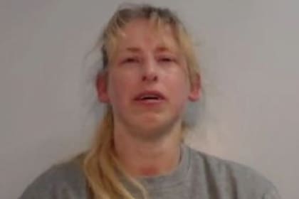 El hombre le envió un mensaje de texto en lugar de telefonearla, ella sospechó que él la engañaba, se enfureció y fue hasta su casa a acuchillarlo