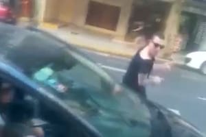 El hombre le rompió la ventanilla al chofer del colectivo 64 con un fierro