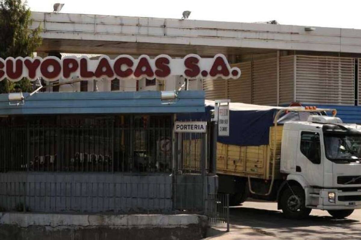 El hombre llegaba a la empresa cuando fue sorprendido por el ladrón, quien le asestó un golpe letal en la cabeza y se fugó con el rodado. Los compañeros de trabajo de la víctima reclaman Justicia y presencia policial; conmoción en toda la provincia