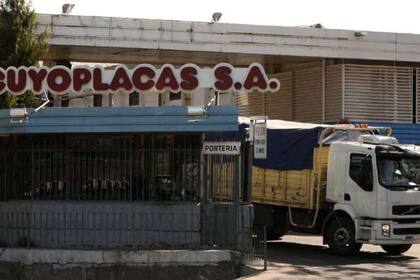 El hombre llegaba a la empresa cuando fue sorprendido por el ladrón, quien le asestó un golpe letal en la cabeza y se fugó con el rodado. Los compañeros de trabajo de la víctima reclaman Justicia y presencia policial; conmoción en toda la provincia