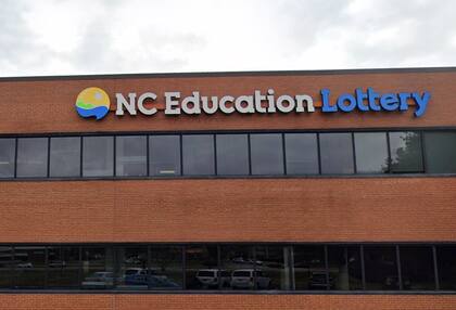 El hombre llegó a la sede de la lotería, en Raleigh, para reclamar su premio