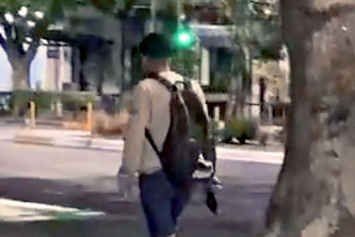 El hombre lleva un arma en la mano