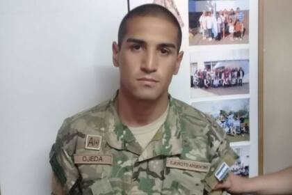 El hombre llevaba un arma de juguete y fue detenido por "usurpación de títulos y honores"