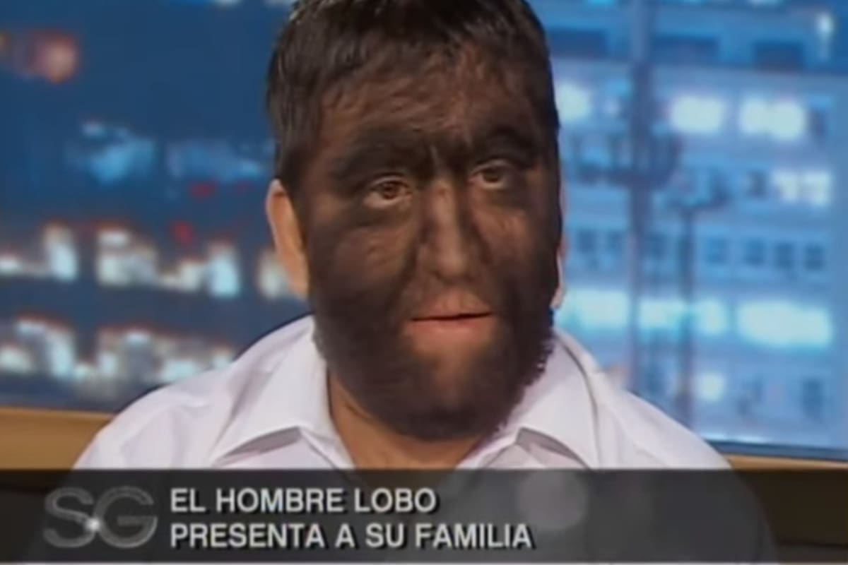 "El hombre lobo" y su familia en el living de Susana Giménez (Captura Telefe)