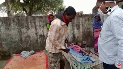 El hombre logró mover las piernas nuevamente y hasta se animó a dar algunos pasos con algo de ayuda. Ahora usa un bastón para trasladarse (Captura de video)