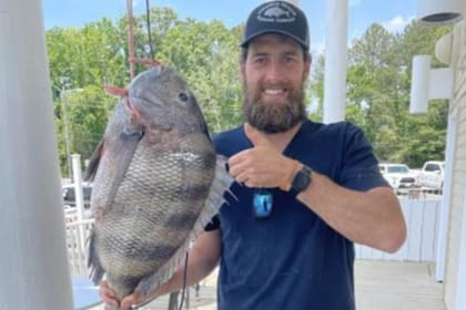 El hombre marcó un récord con el enorme ejemplar de sargo chopa pescado