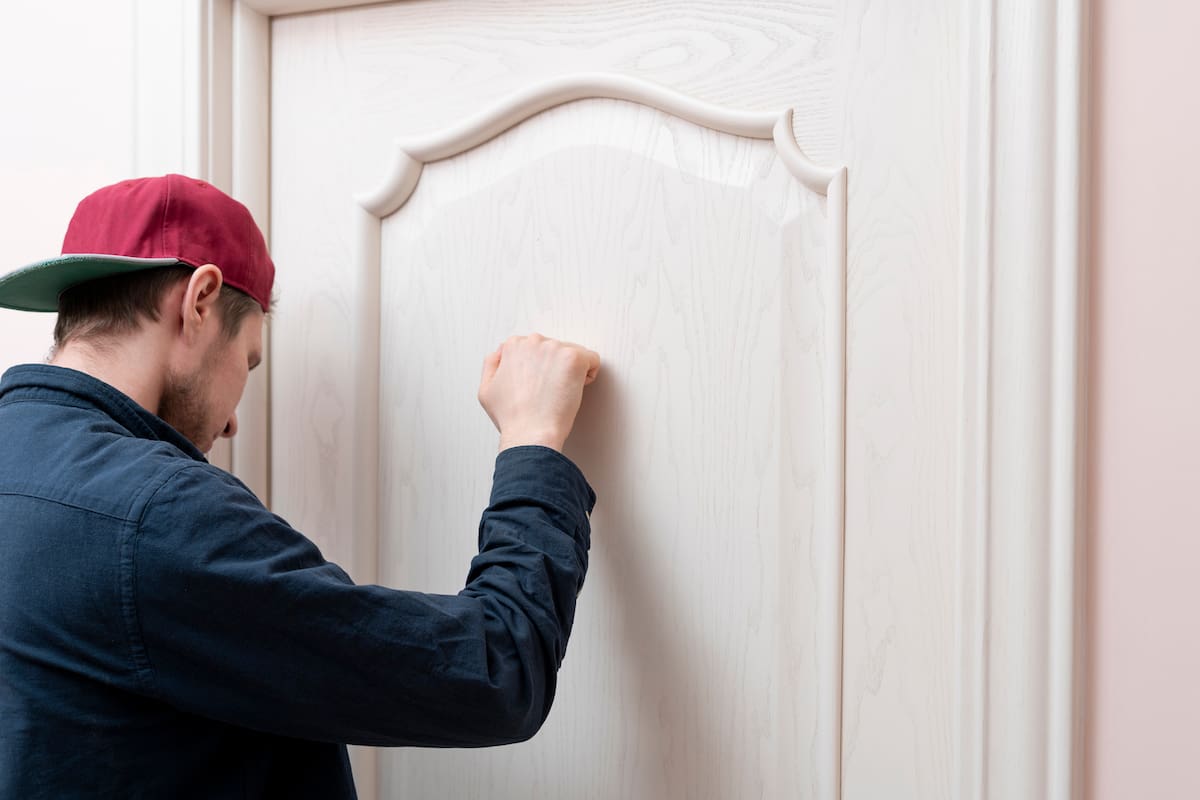 El hombre no podrá ir al piso donde vive la mujer que lo denunció