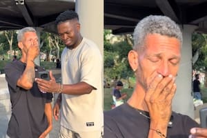 El hombre no pudo contener la emoción luego de reencontrarse con su familia