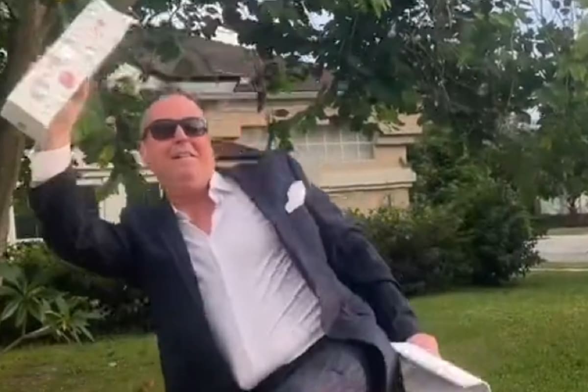 El hombre no puede ocultar la felicidad al concluir el trámite que hace oficial su separación