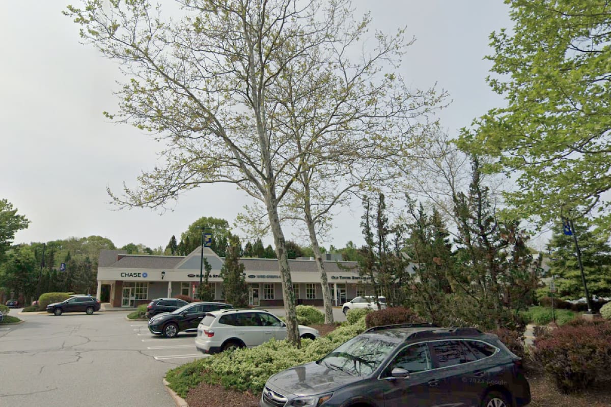 El hombre pasó de sentirse afortunado a enfrentar cargos por llevarse la bolsa que encontró en el estacionamiento de una sucursal bancaria en Quality Street el martes 30 de mayo