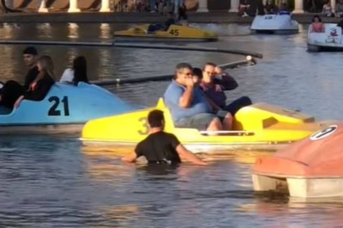 El hombre perdió las llaves del auto en el laguito de Parque Independencia, en Rosario