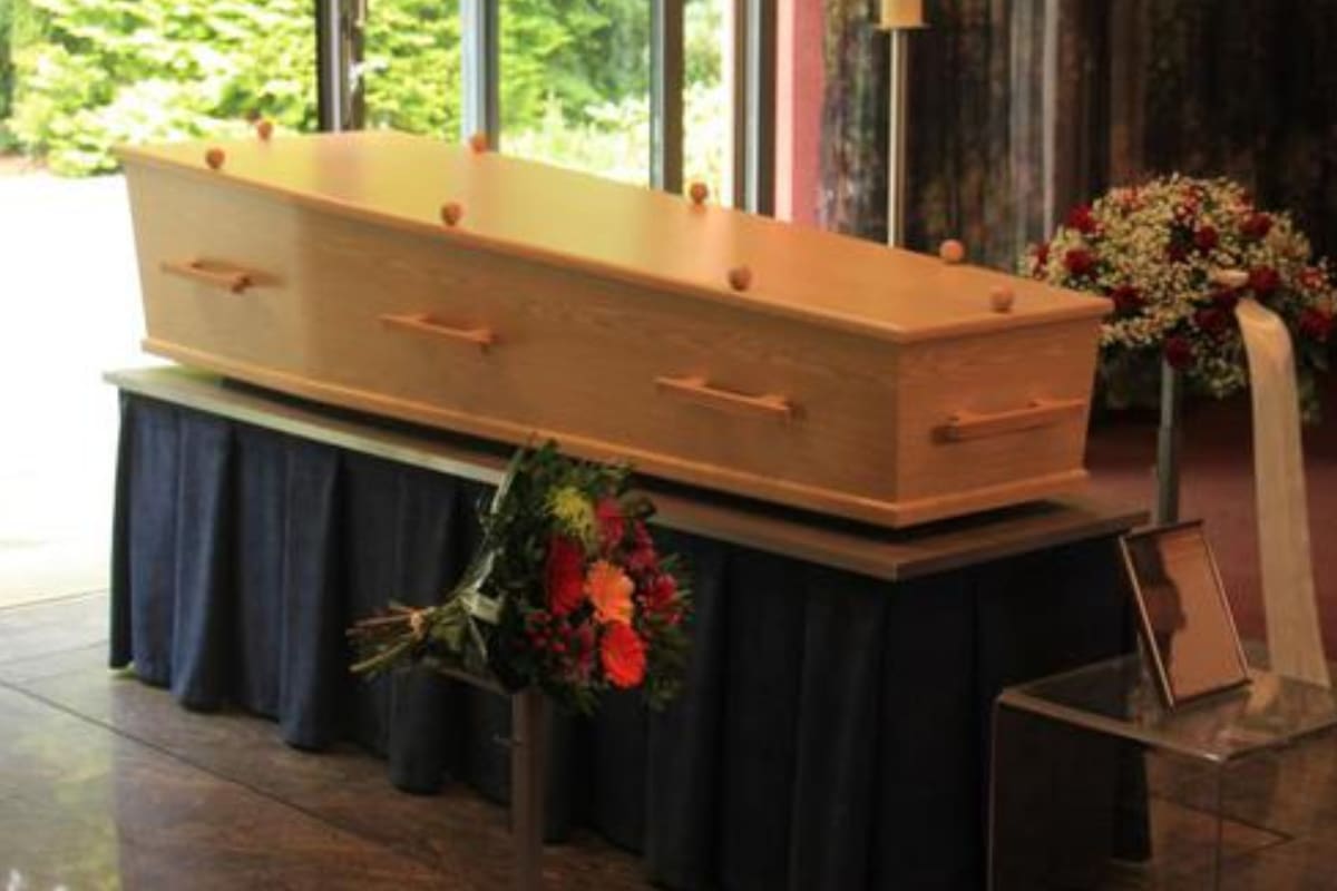 El hombre permaneció en la funeraria más tiempo de lo permitido por la ley