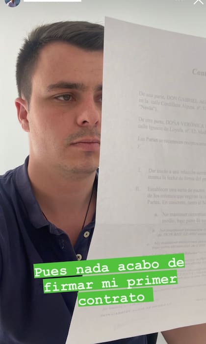 El hombre posó con el contrato