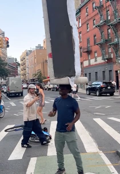 El hombre pudo incluso bailar con el sofá encima