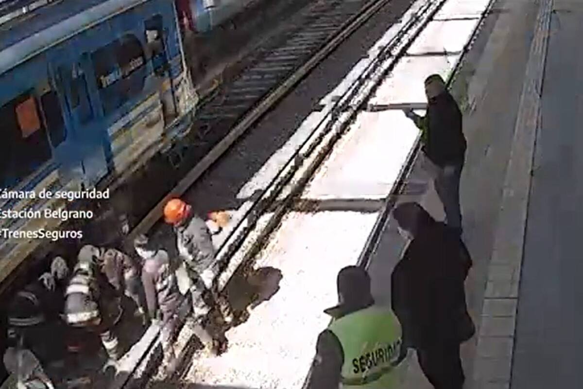 El hombre pudo ser rescatado ileso tras caer a las vías