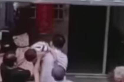 EL hombre que atrapó al pequeño tras la caída y terminó con una lesión en el brazo, pero el menor no sufrió el mínimo daño