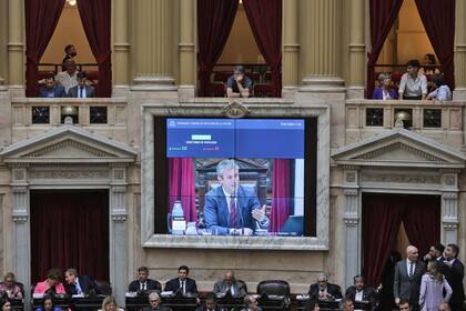 El hombre que echaron del recinto, arriba de la pantalla