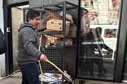 El hombre que entró a robar en un almacén en La Plata y terminó limpiando la vereda