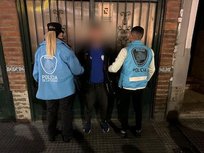 El hombre que llevó a las dos mujeres que robaron en un local de Recoleta