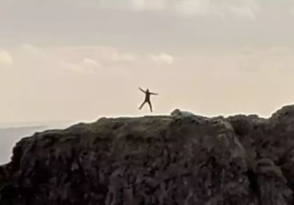 El hombre que salta justo en la punta de Cavehill
