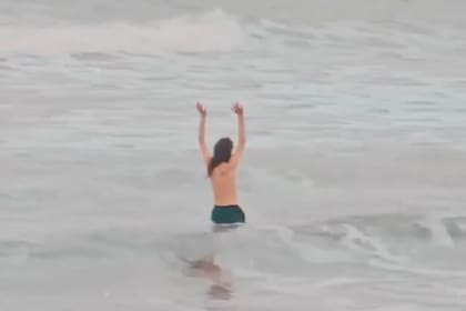 El hombre que se metió al mar en Mar del Plata