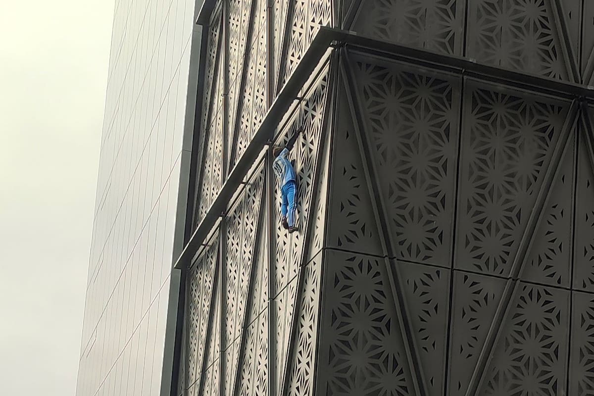 El hombre que se trepó a un edificio en Puerto Madero