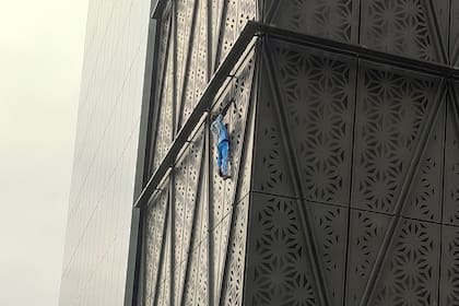 El hombre que se trepó a un edificio en Puerto Madero