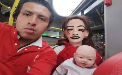 El hombre que se volvió viral por enamorarse de una muñeca de trapo