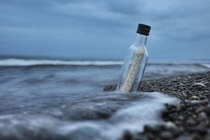 El hombre que tiró la botella al mar y su receptor lograron conocerse a través de este increíble experimento (imagen ilustrativa)