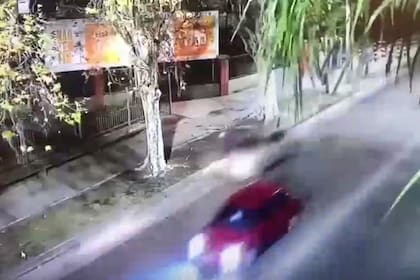 El hombre que viajaba en bicicleta fue hospitalizado con politraumatismos y daño cerebral