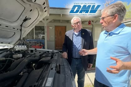 El hombre quedó en shock cuando vio la multa del DMV de California (Imagen basada en una captura de pantalla de YouTube del canal ABC 7 Los Angeles, editada con IA para incorporar el logo oficial del DMV)