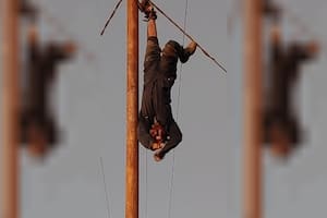 El hombre quedó enganchado con uno de sus pies